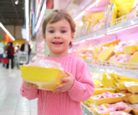 bambina al supermercato